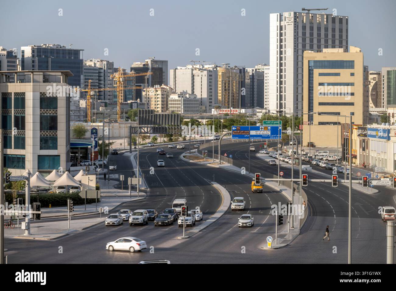 Doha, Qatar - 11 luglio 2026: Bank Street. Segnali stradali e di traffico di Doha Foto Stock
