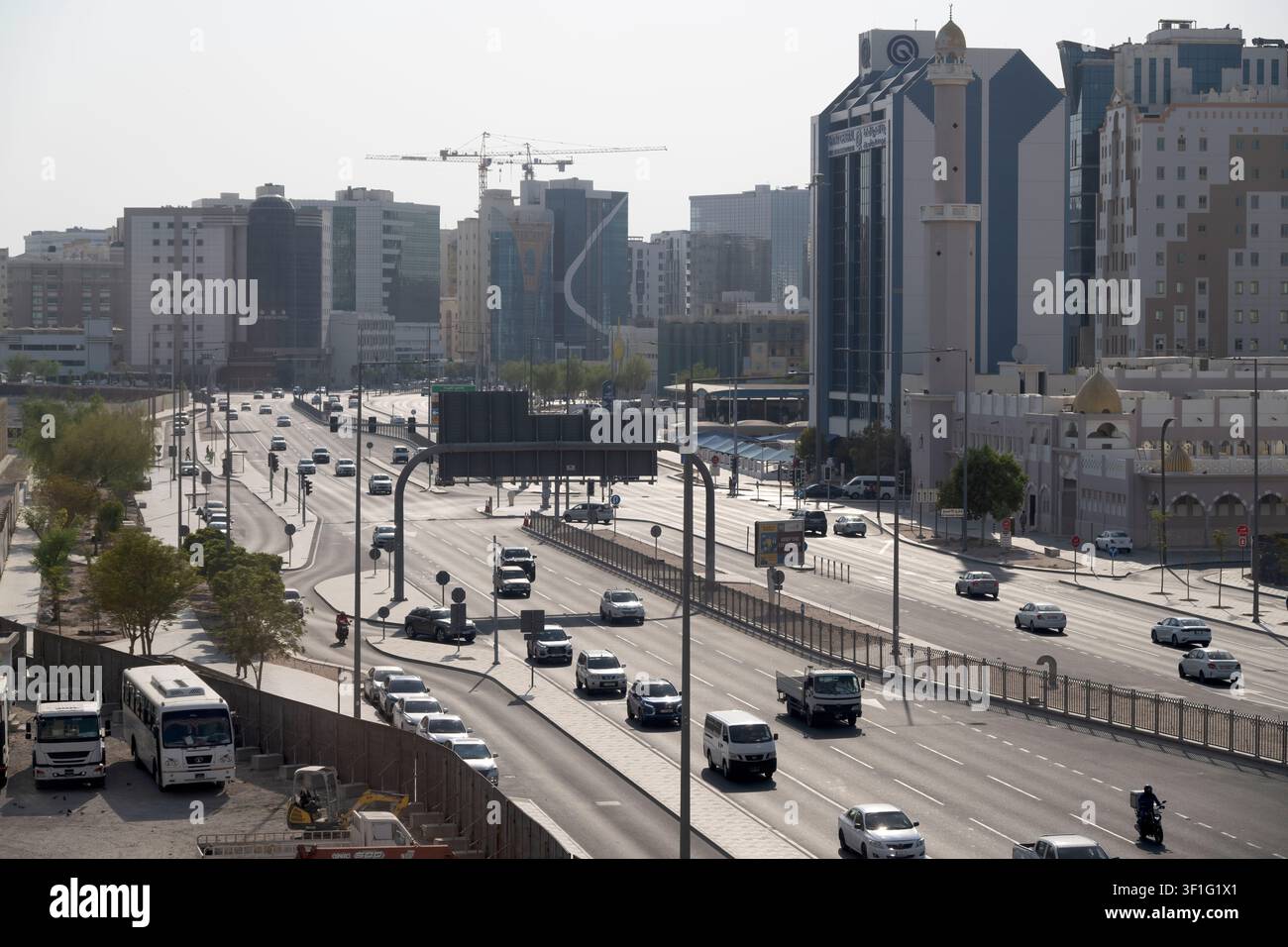 Doha, Qatar - 11 luglio 2026: Via Bank. Segnali stradali e di traffico di Doha Foto Stock