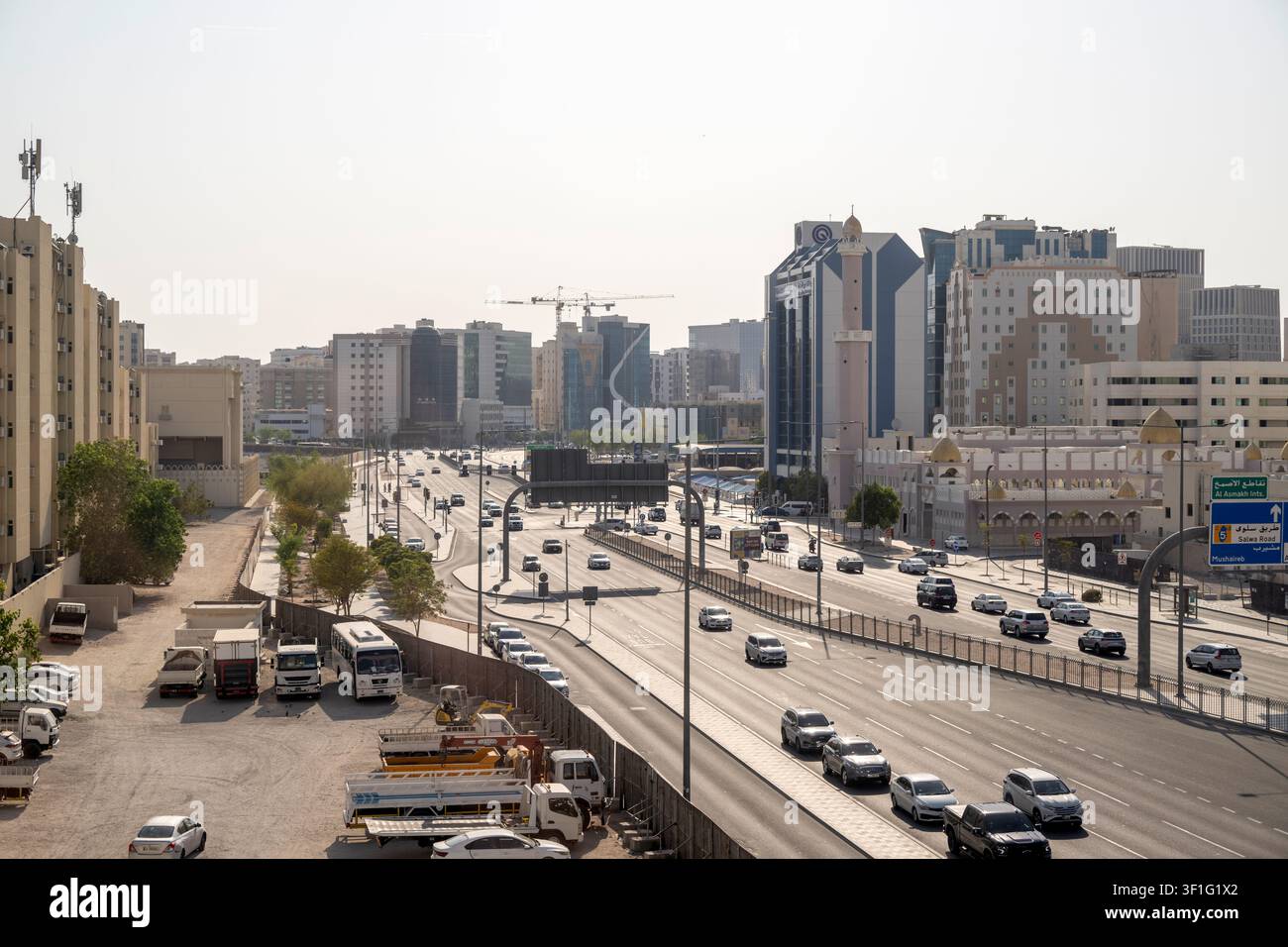 Doha, Qatar - 11 luglio 2026: Bank Street. Segnali stradali e di traffico di Doha Foto Stock