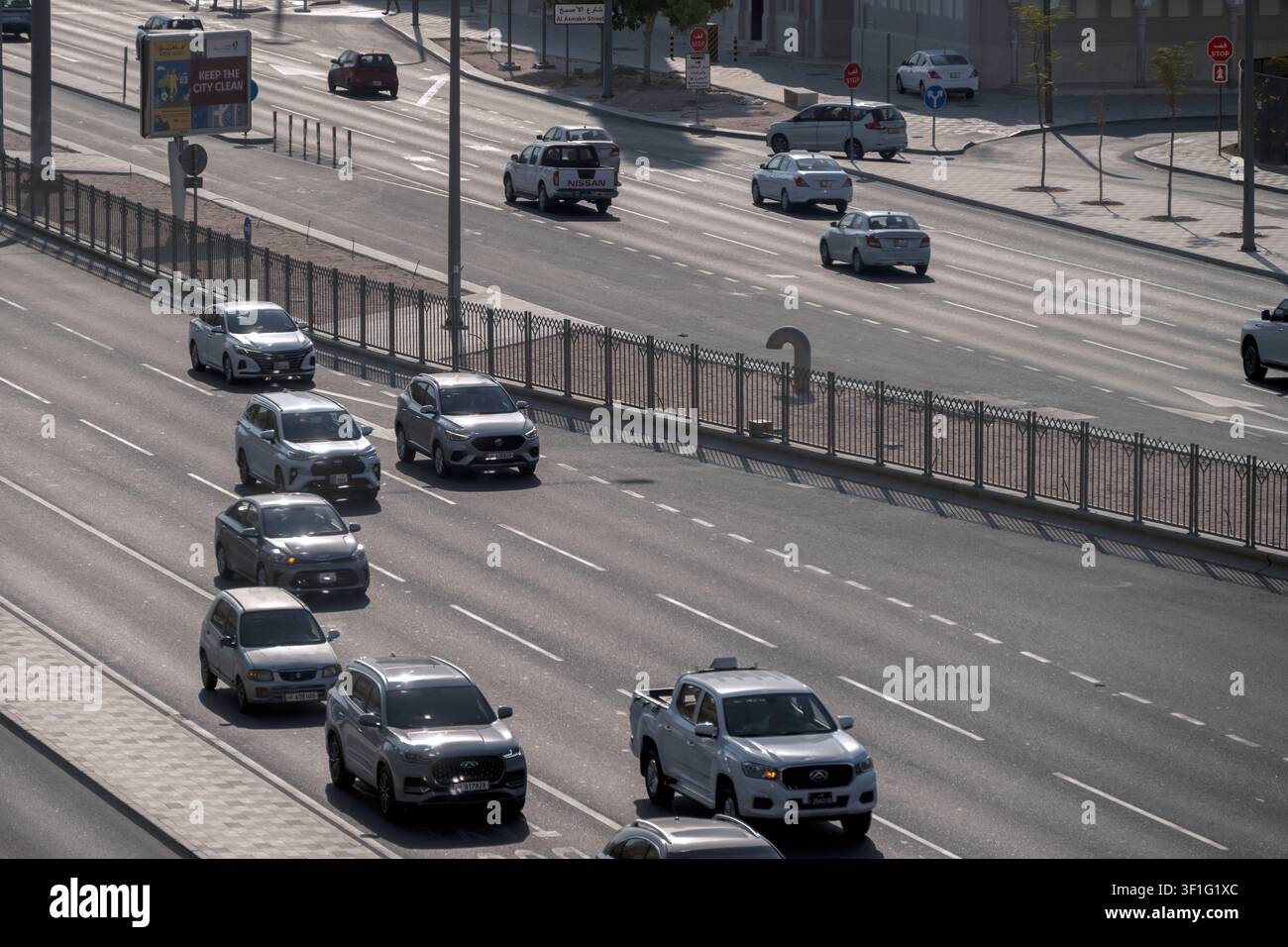 Doha, Qatar - 11 luglio 2026: Bank Street. Segnali stradali e di traffico di Doha Foto Stock