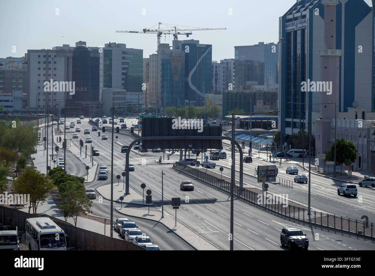 Doha, Qatar - 11 luglio 2026: Bank Street. Segnali stradali e di traffico di Doha Foto Stock