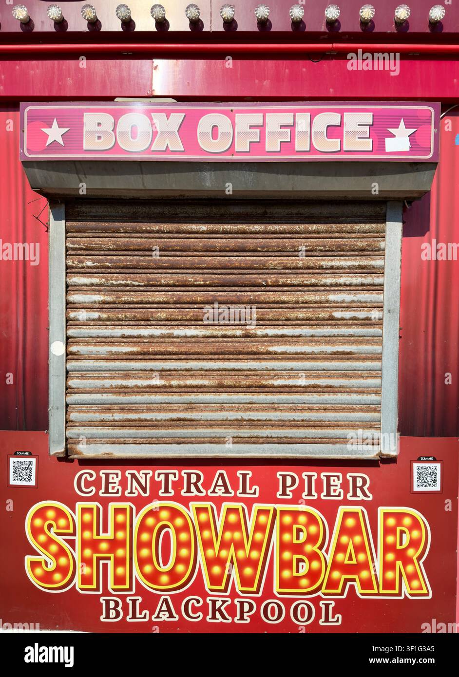 Serranda arrugginita sulla biglietteria del Central Pier Showbar a Blackpool - Immagine stock catturata con smartphone