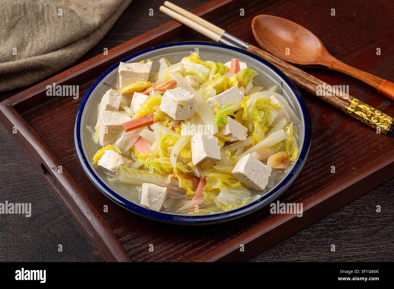 Tofu brasato cinese con cavolo cappuccio, stufato di cavolo cappuccio e tofu Foto Stock