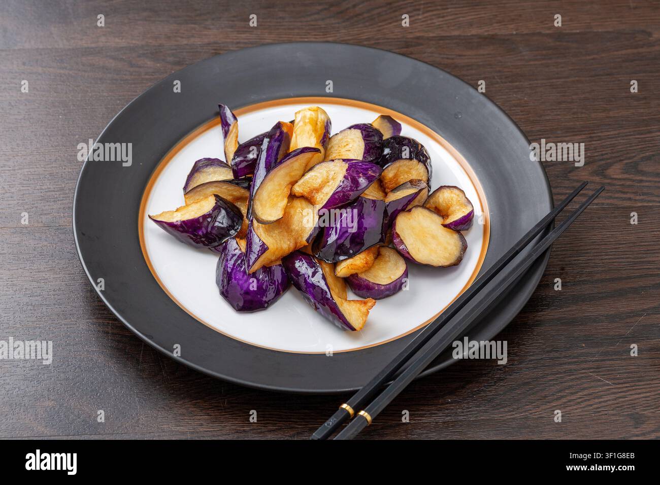 Pezzetti di melanzana fritti, ingrediente precotto per il Di San Xian cinese Foto Stock