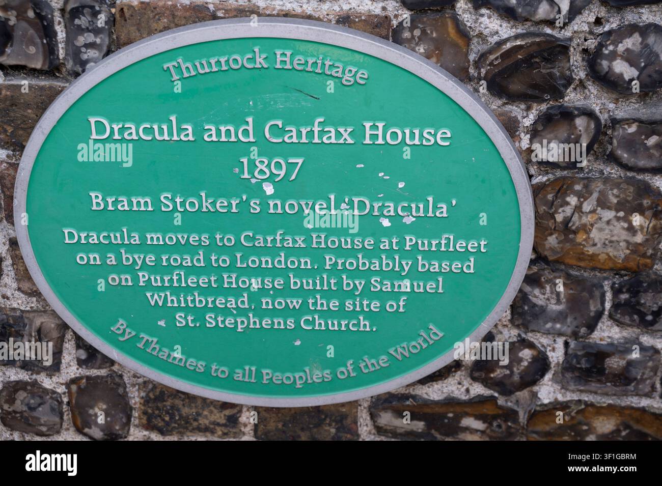 Purfleet, Essex. Targa verde che segna il collegamento tra Thurrock, Dracula e Carfax House Foto Stock