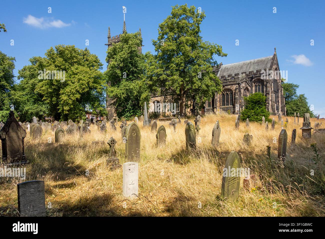 Il cimitero vivente e invaso dalla vegetazione della chiesa parrocchiale di Santa Maria nella città mercantile di Sandbach nel Cheshire Foto Stock