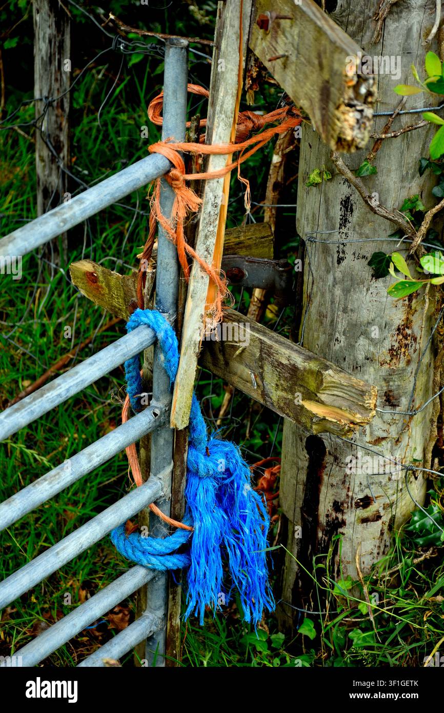 Riparazioni interessanti di un cancello di fattoria nella contea di Donegal, Irlanda Foto Stock
