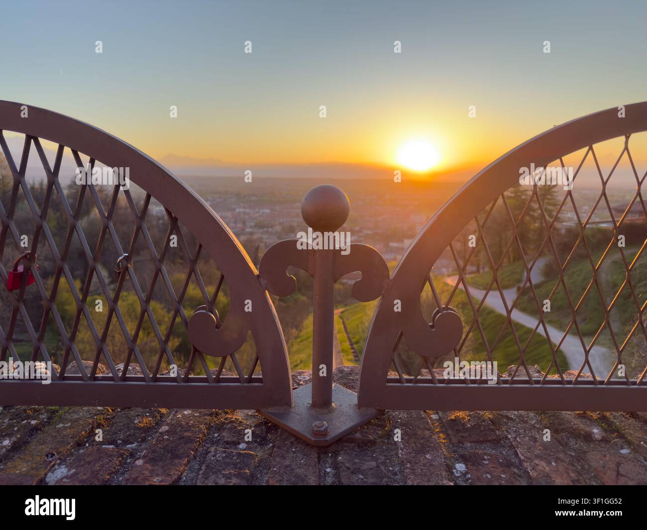 bella vista del tramonto da un punto panoramico nel centro storico di Mondovì Foto Stock