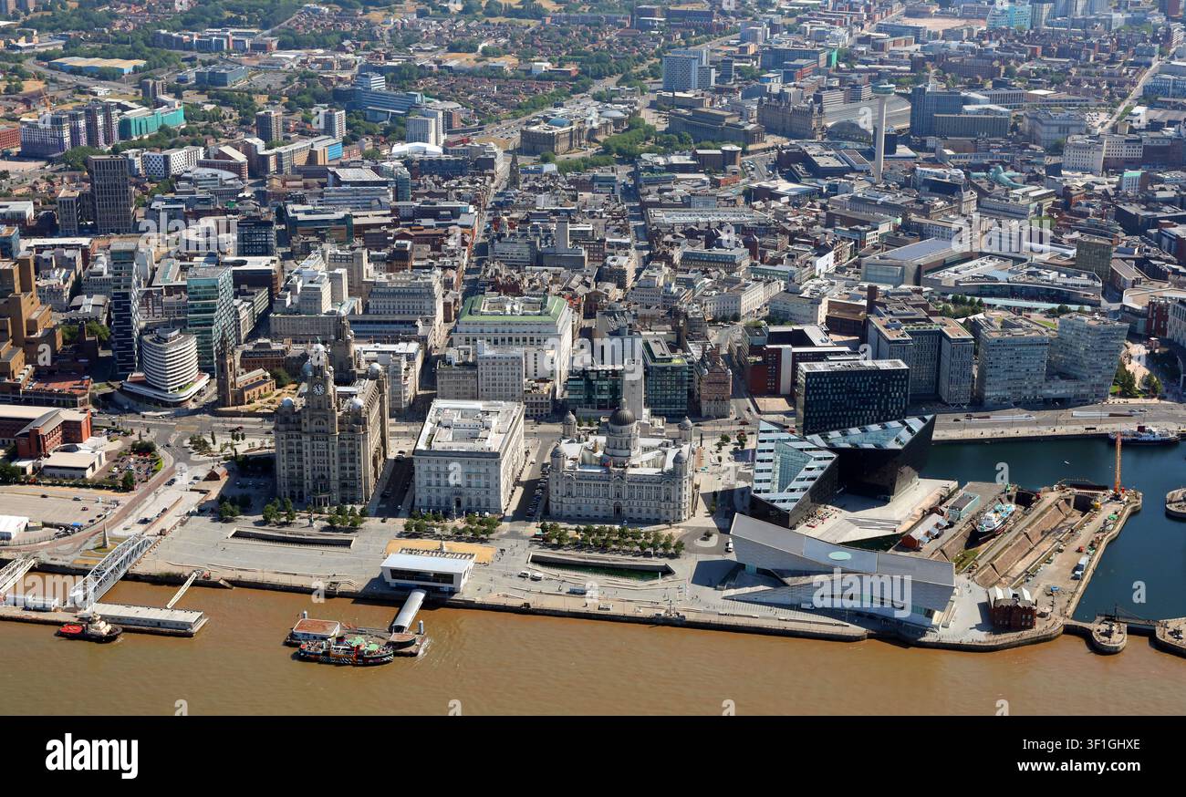 Veduta aerea del lungomare di Liverpool, lungo le rive del fiume Mersey inclusi il Liver Building, il Port of Liverpool Building e il Cunard Building Foto Stock