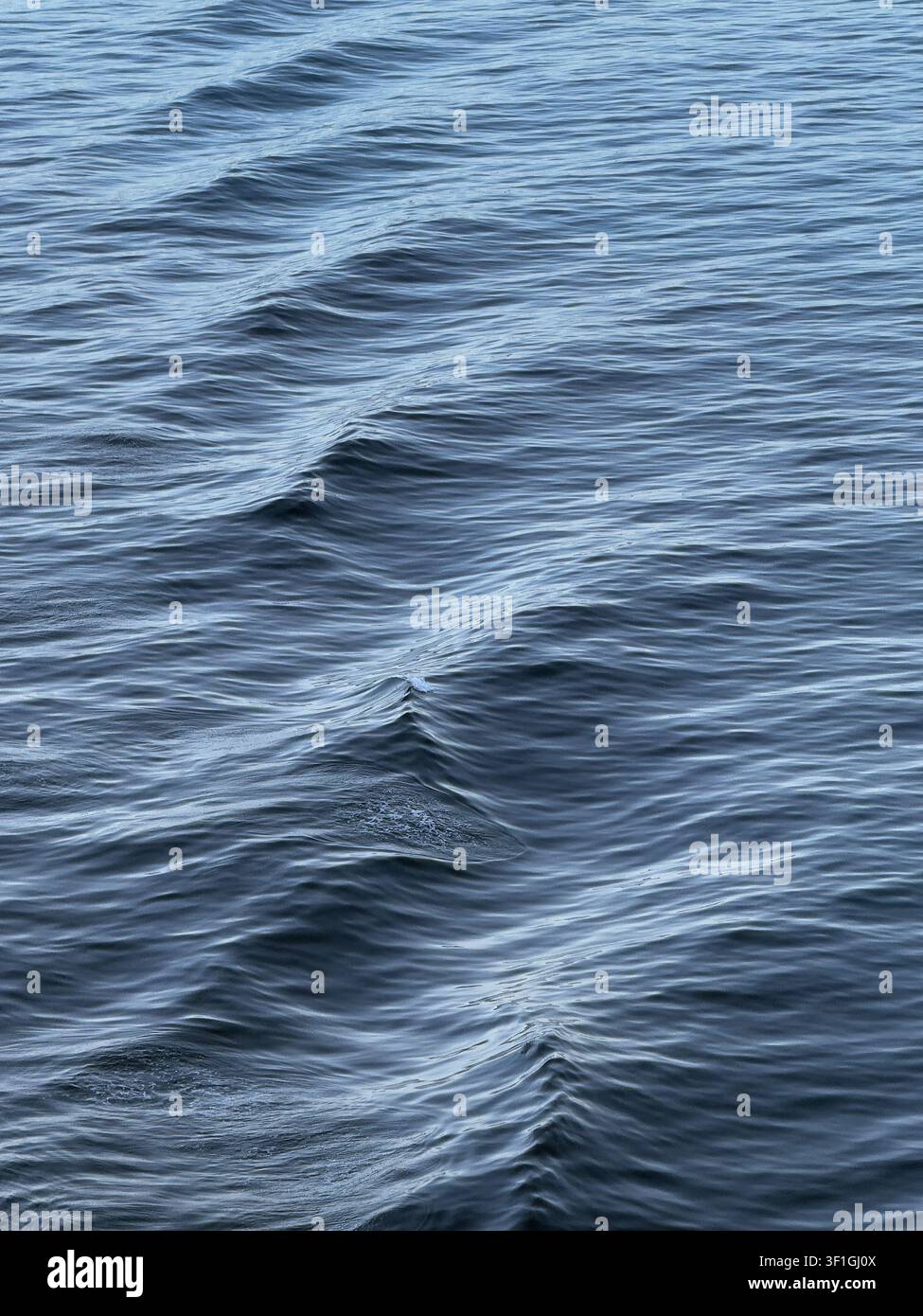 Immagine minimalista di onde che fluiscono dolcemente Foto Stock