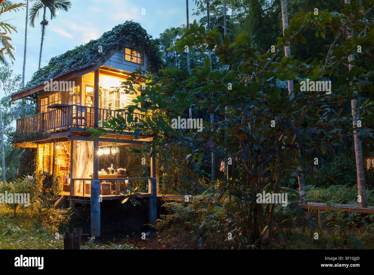 Posto in legno per hotel in giardino Foto Stock