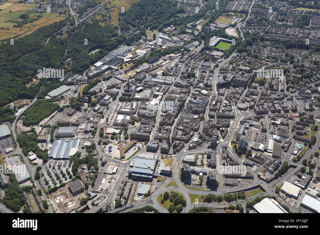 Vista aerea del centro città di Halifax da nord a sud. La Piece Hall è a metà inquadratura e l'edificio a forma di Y è la stazione degli autobus. Shay Stadium in alto. Foto Stock