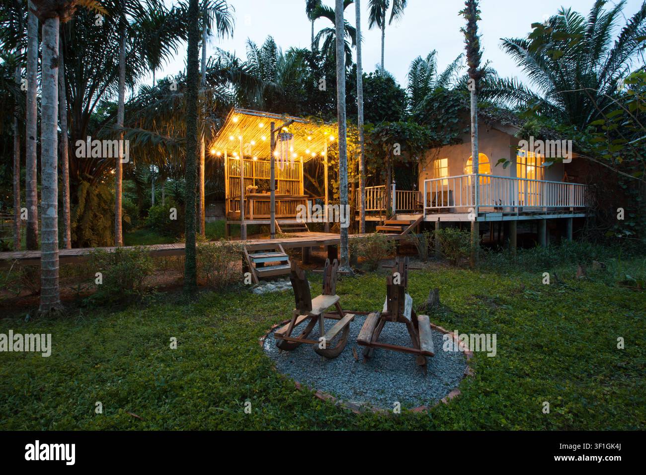 Posto in legno per hotel in giardino Foto Stock