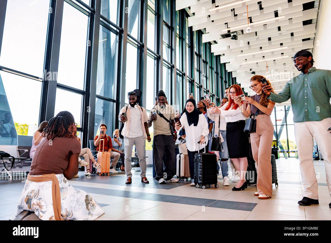 Persone che scattano foto a una celebrità che arriva al terminal dell'aeroporto Foto Stock