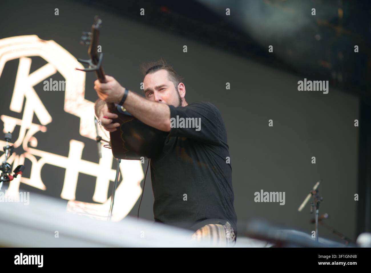 25 giugno 2025 - Sofia, Bulgaria: Zdravko Peev della band bulgara di folk-metal KHANЪ suona la tambura durante la performance di apertura della band per The HU a Vid Foto Stock
