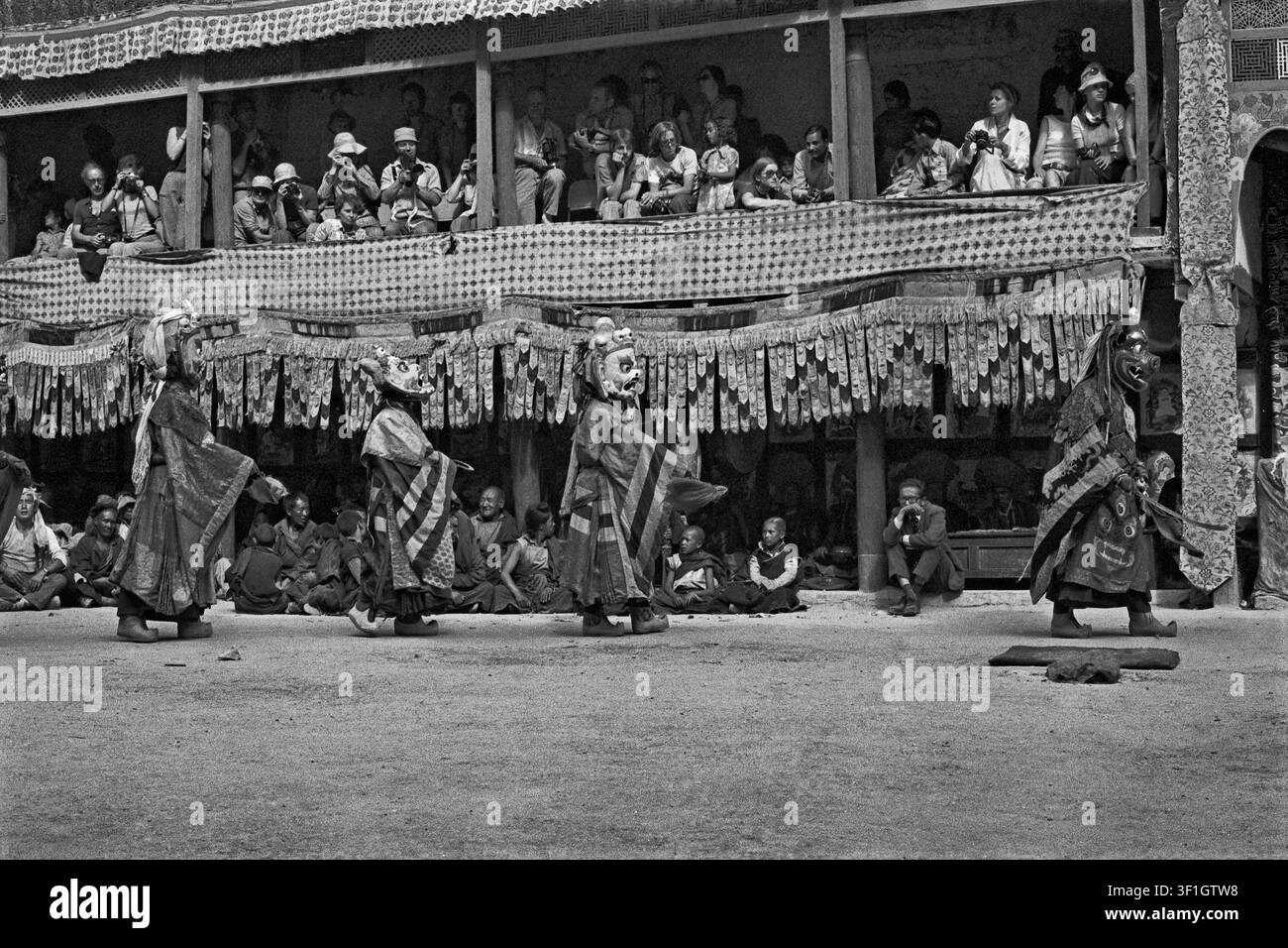 04 29 2011Foto vintage in bianco e nero del 1977 Danza mascherata della Fiera Hemis a 45km da Leh Ladakh Jammu e Kashmir INDIA Foto Stock