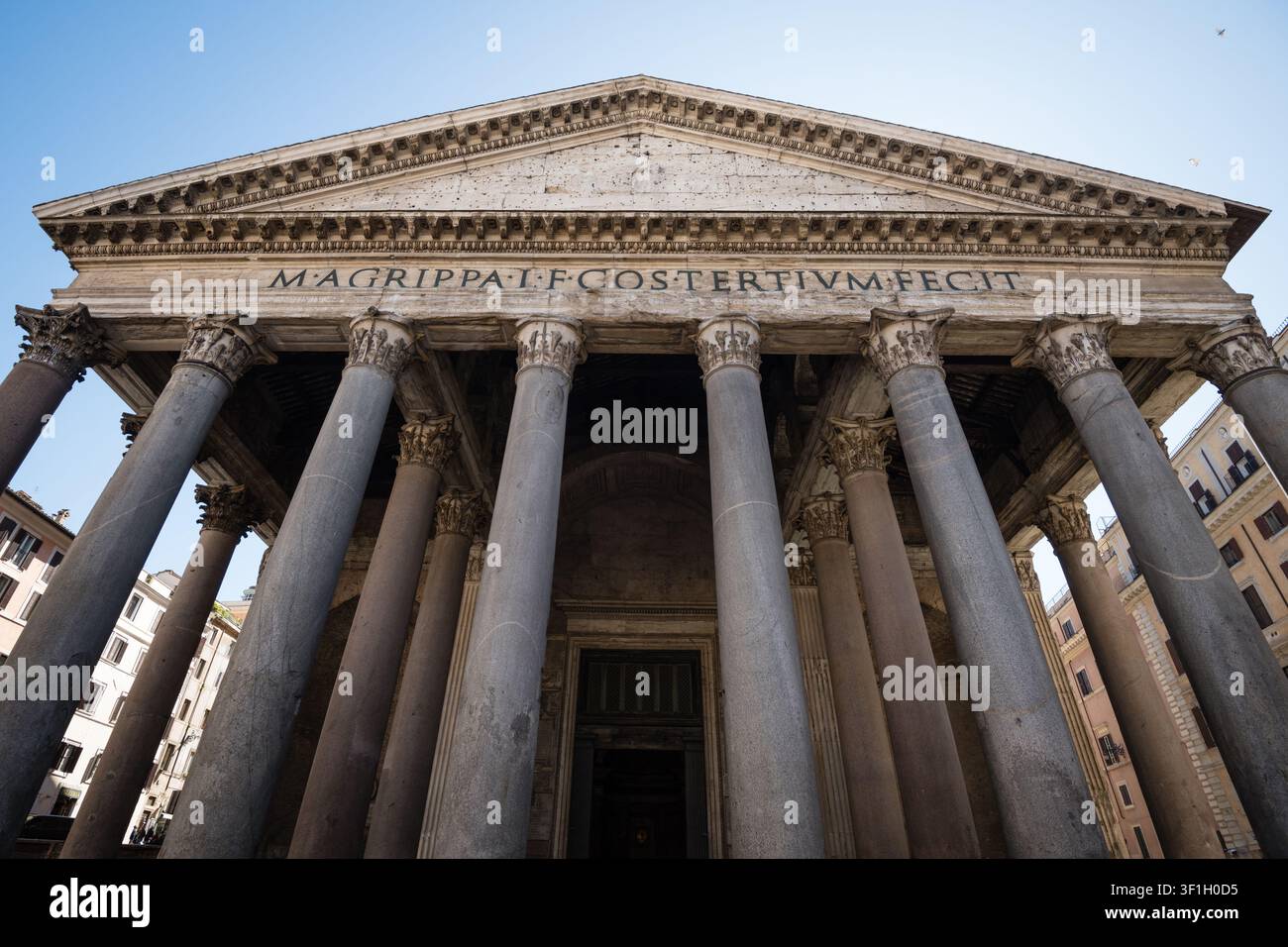 L'antico portico e le colonne del Pantheon con iscrizione latina a Roma, Italia Foto Stock