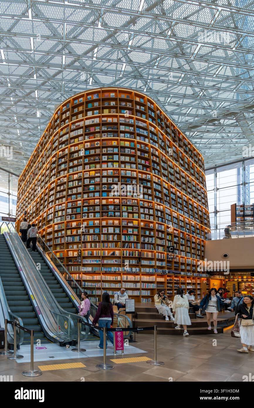 Biblioteca Starfield / Byeolmadang Doseogwan al piano terra del centro commerciale Coex a Samseong-dong, Gangnam-gu, capitale Seoul, Corea del Sud Foto Stock