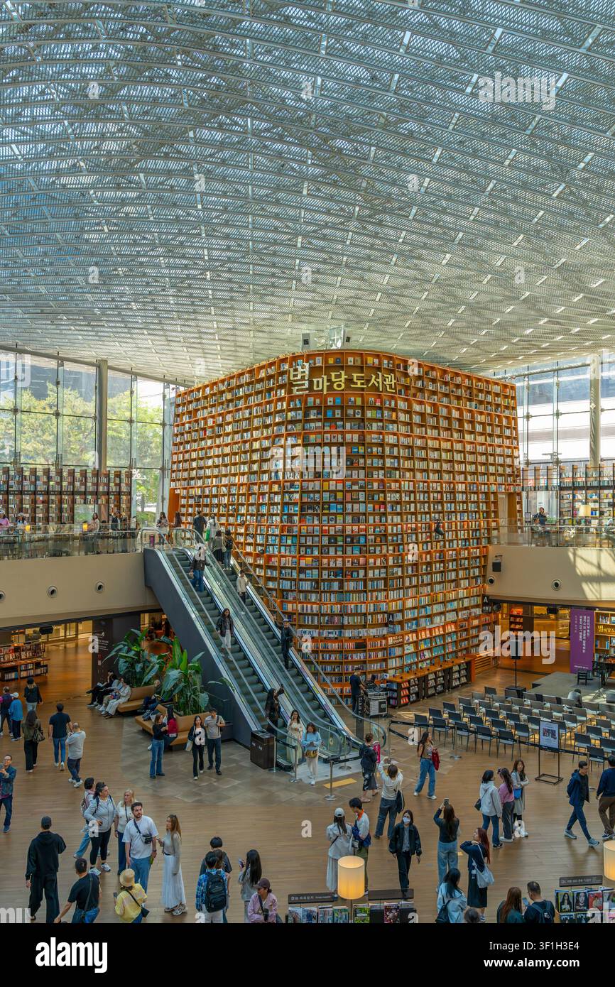 Biblioteca Starfield / Byeolmadang Doseogwan al piano terra del centro commerciale Coex a Samseong-dong, Gangnam-gu, capitale Seoul, Corea del Sud Foto Stock