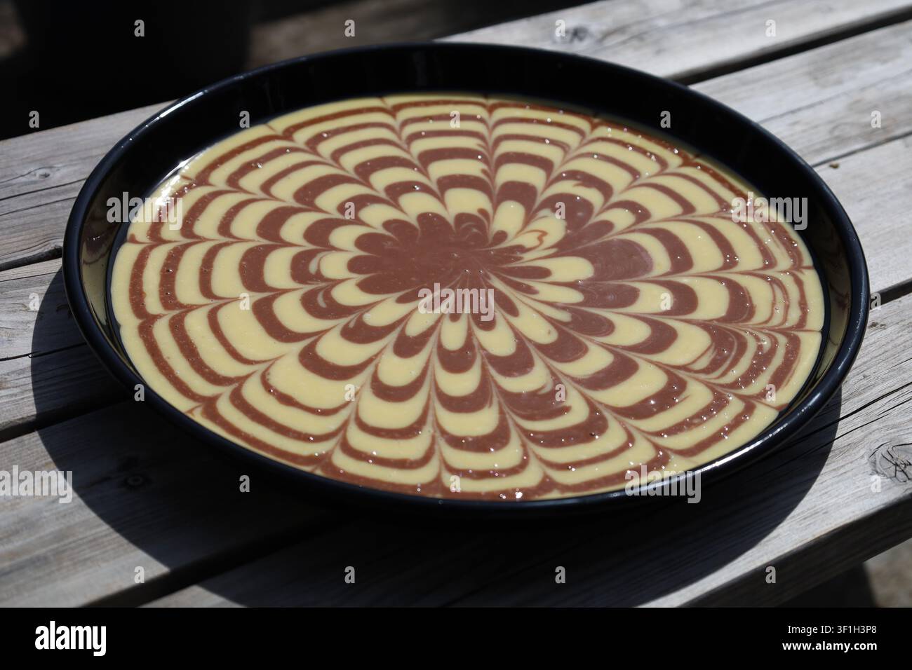 Cheesecake zebra fatto in casa prima della cottura Foto Stock