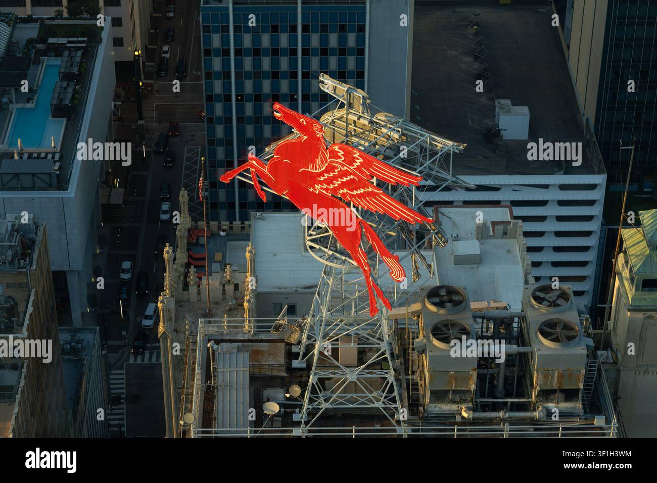 Vista aerea del cartello rosso Pegasus sopra il Magnolia Hotel nel centro di Dallas, Texas, USA. Foto Stock