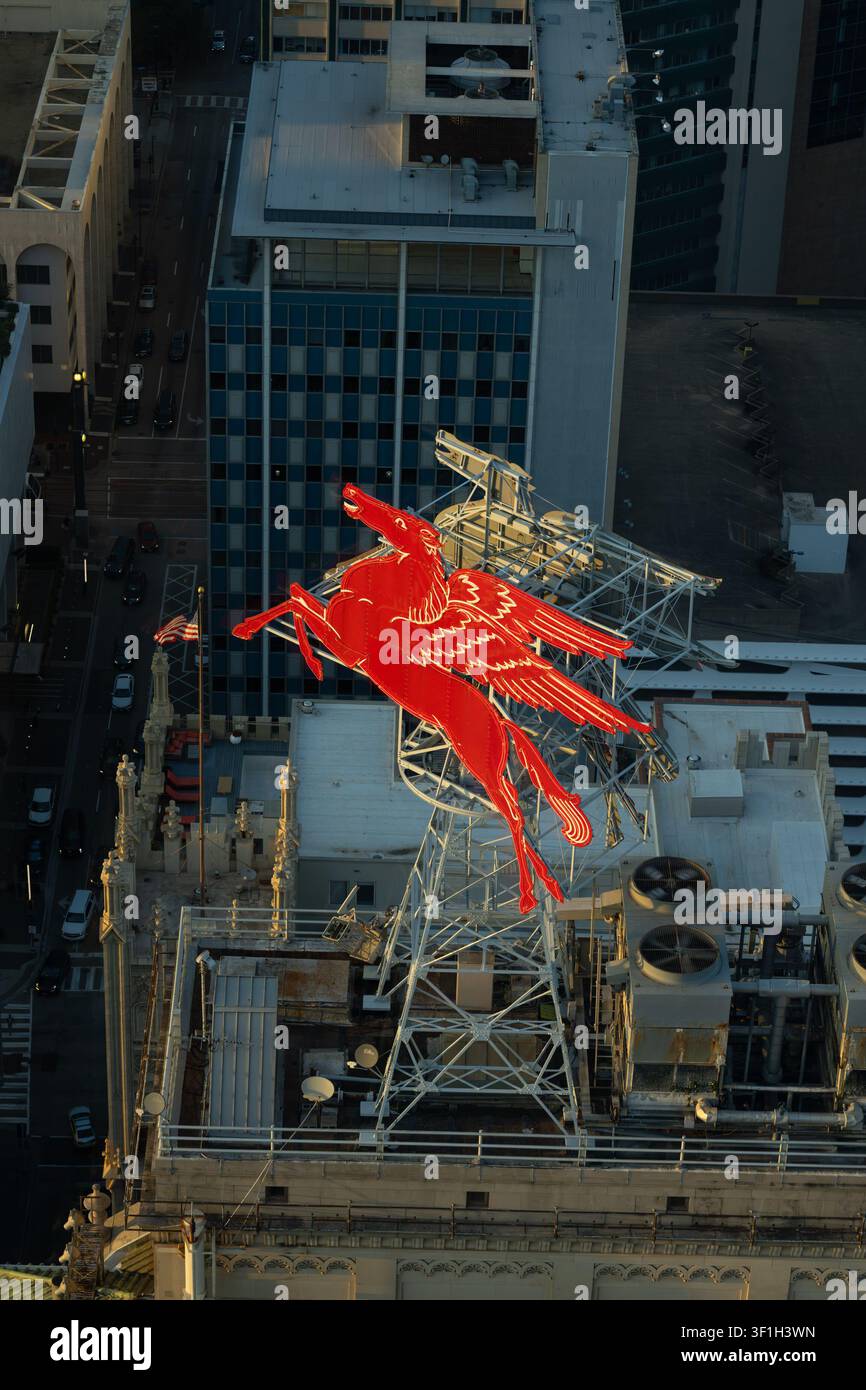 Vista aerea del cartello rosso Pegasus sopra il Magnolia Hotel nel centro di Dallas, Texas, USA. Foto Stock