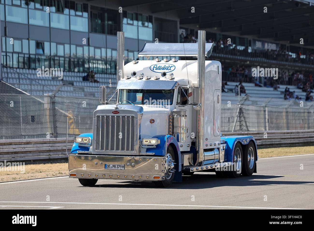Peterbilt, Peterbilt 389, Camion Peterbilt, Camion americano, Camion americano, Big Rig, Semi-trattore, Unità trattore, Camion a capottino, Camion a naso lungo, Camion da spettacolo, Camion personalizzato, Camion bianco, Camion blu, Cromo, Griglia cromata, Paraurti cromato, Dettagli cromati, Doppi impilamenti, Tubi di scarico, Cabina letto, Camion pesante, Camion autostradale, Trasporto a lungo raggio, Trasporti stradali, Trucker, Incontro di camion americani, Germania, Motorsport, Gran Premio Internazionale Shell ADAC Truck, Corso di camion Mercedes-Benz, 2026, 11.07.2026, Nürburg Nürburgring Germania *** Peterbilt, Peterbilt 389, Camion Peterbilt, Camion americano, Camion americano, Big Rig, Semi-trattore, Unità trattore Foto Stock