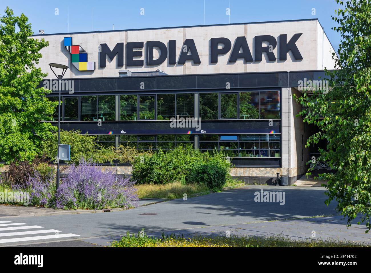 Hilversum, Paesi Bassi – 13 luglio 2026: La facciata principale dell'edificio del complesso di trasmissione Media Park con il grande testo nero in grassetto prominente Foto Stock
