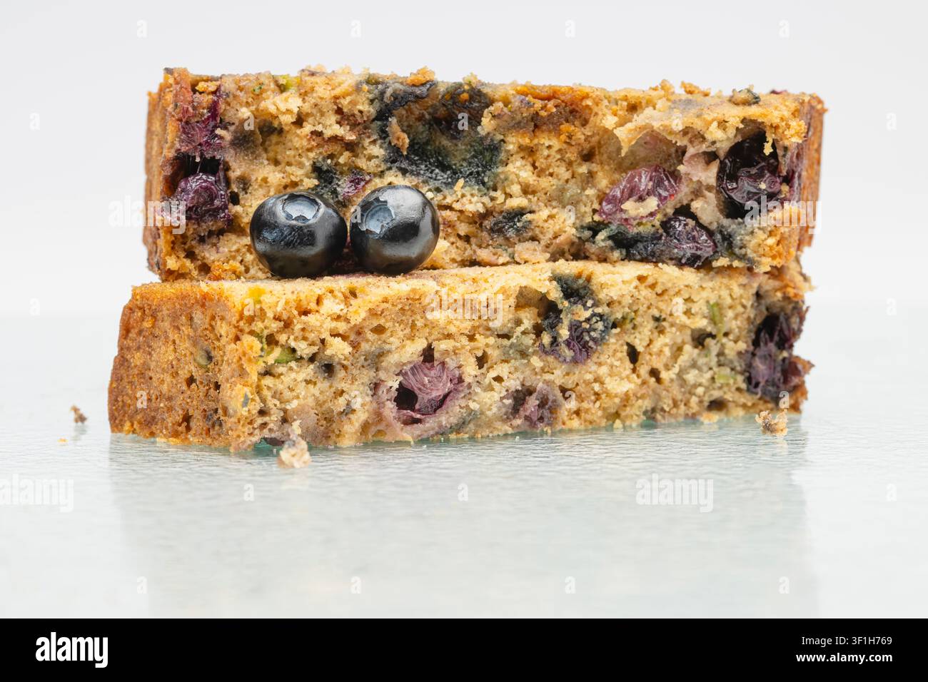 Fette di pane fatto in casa con mirtilli e zucchine Foto Stock