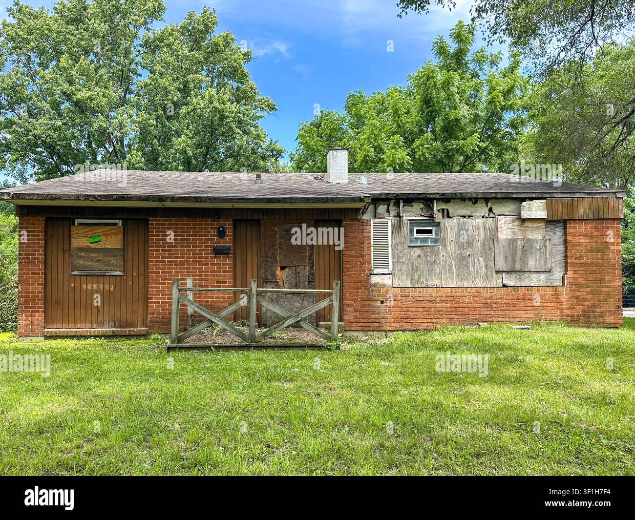 Casa fatiscente con porte e finestre sbarrate nelle periferie meridionali di Chicago, IL USA - Immagine stock catturata con smartphone