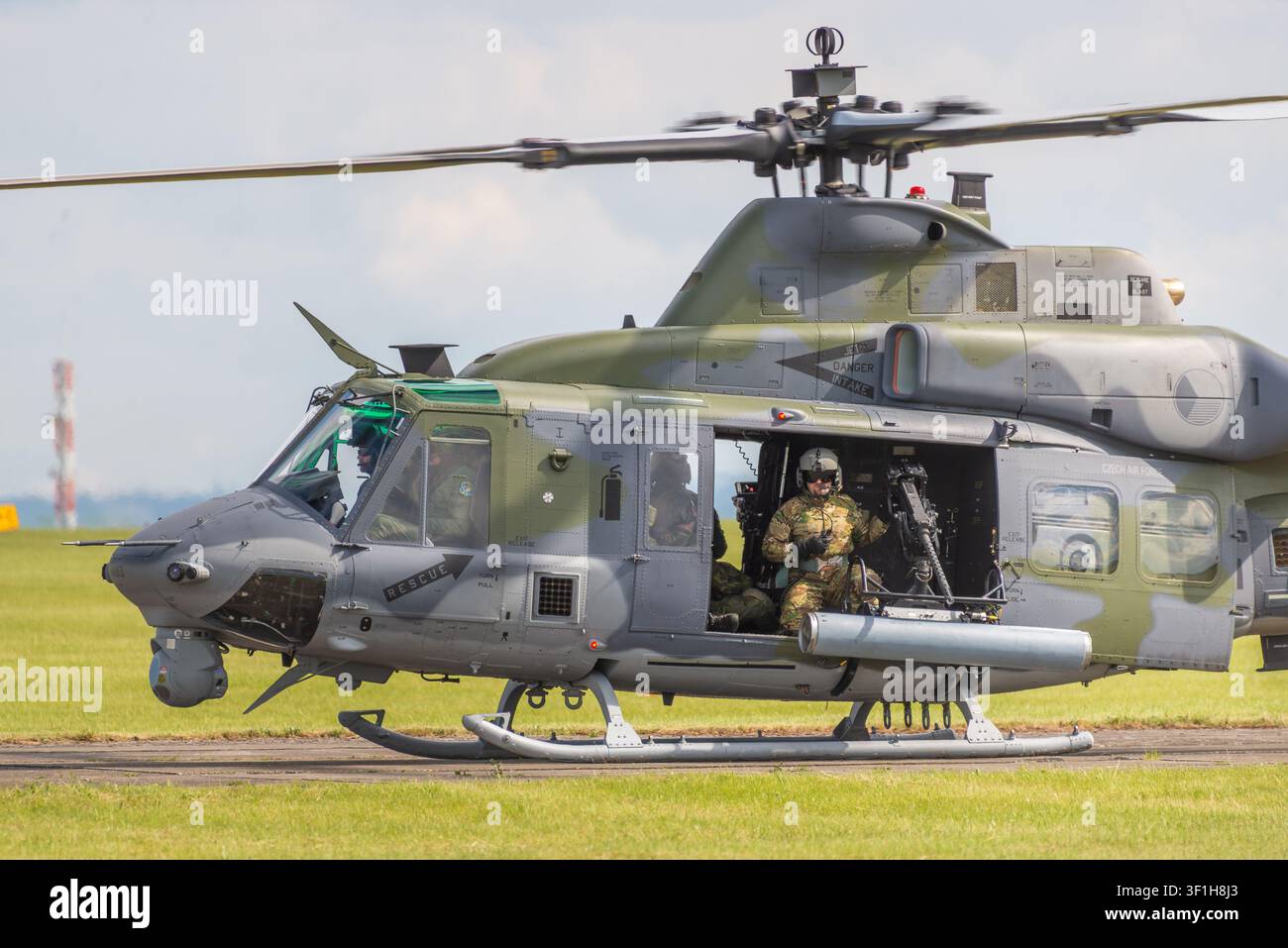 Elicottero da combattimento Bell AH-1Z Viper dell'esercito ceco a terra con il pilota nella cabina di pilotaggio durante una mostra aerea militare Foto Stock