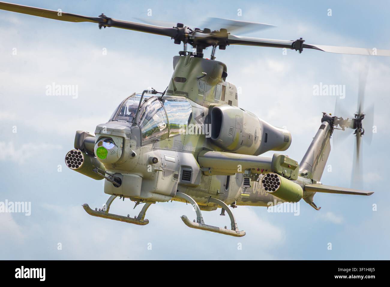 Vista frontale di un elicottero da combattimento Bell AH-1Z Viper dell'esercito ceco che mostra sistemi d'arma tra cui lanciarazzi e torretta durante una fiera aerea militare Foto Stock