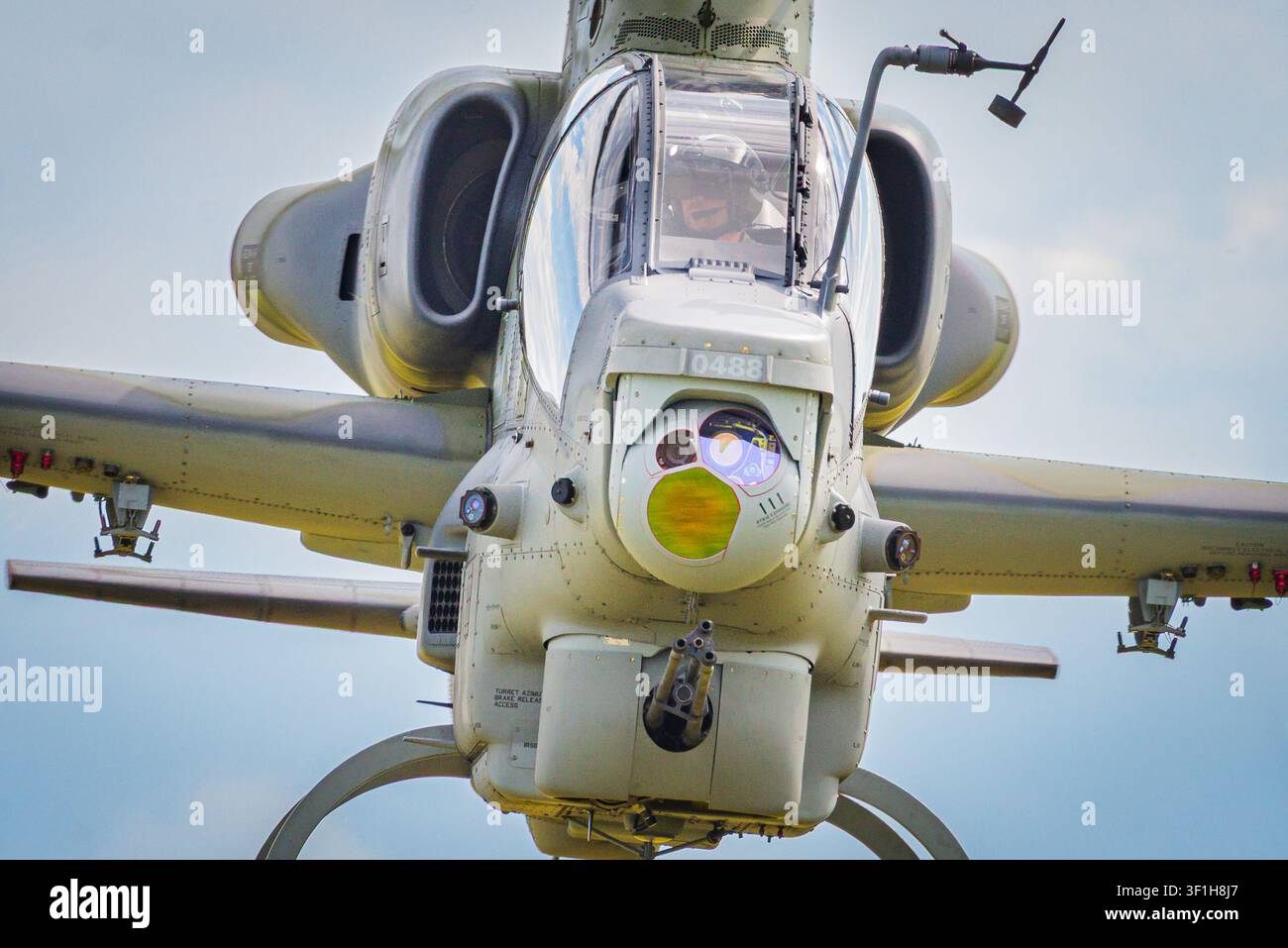 Dettaglio ravvicinato del muso di un elicottero Bell AH-1Z Viper dell'esercito ceco con sistema di mira a bersaglio e torretta sensore optronica Foto Stock