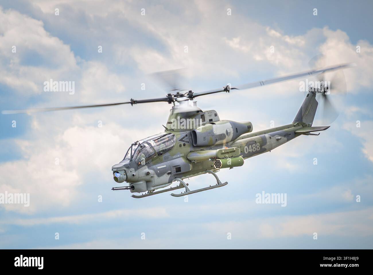 Elicottero utilitario Bell UH-1Y Venom dell'Aeronautica Militare ceca in volo, velivolo a rotore multi-ruolo bimotore con rotore a quattro pale in composito e turbos GE T700 Foto Stock