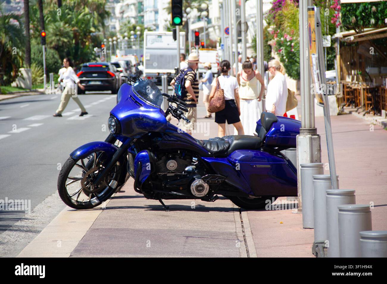 Motocicletta da turismo Harley-Davidson Street Glide lussuosamente equipaggiata in colore blu personalizzato con lucentezza metallica. Foto Stock