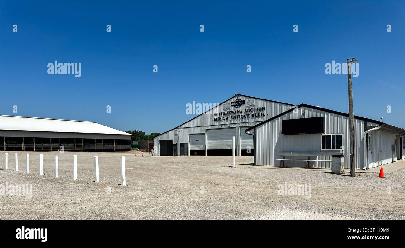 Edificio del mercato all'ingrosso e del mercatino delle pulci di Shipshewana. Shipshewana, IN USA - 8 luglio 2026 - Immagine stock catturata con smartphone