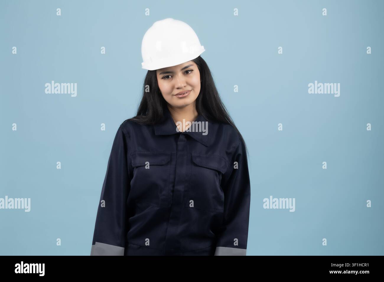 Giovane ingegnere professionista con casco di sicurezza bianco Foto Stock