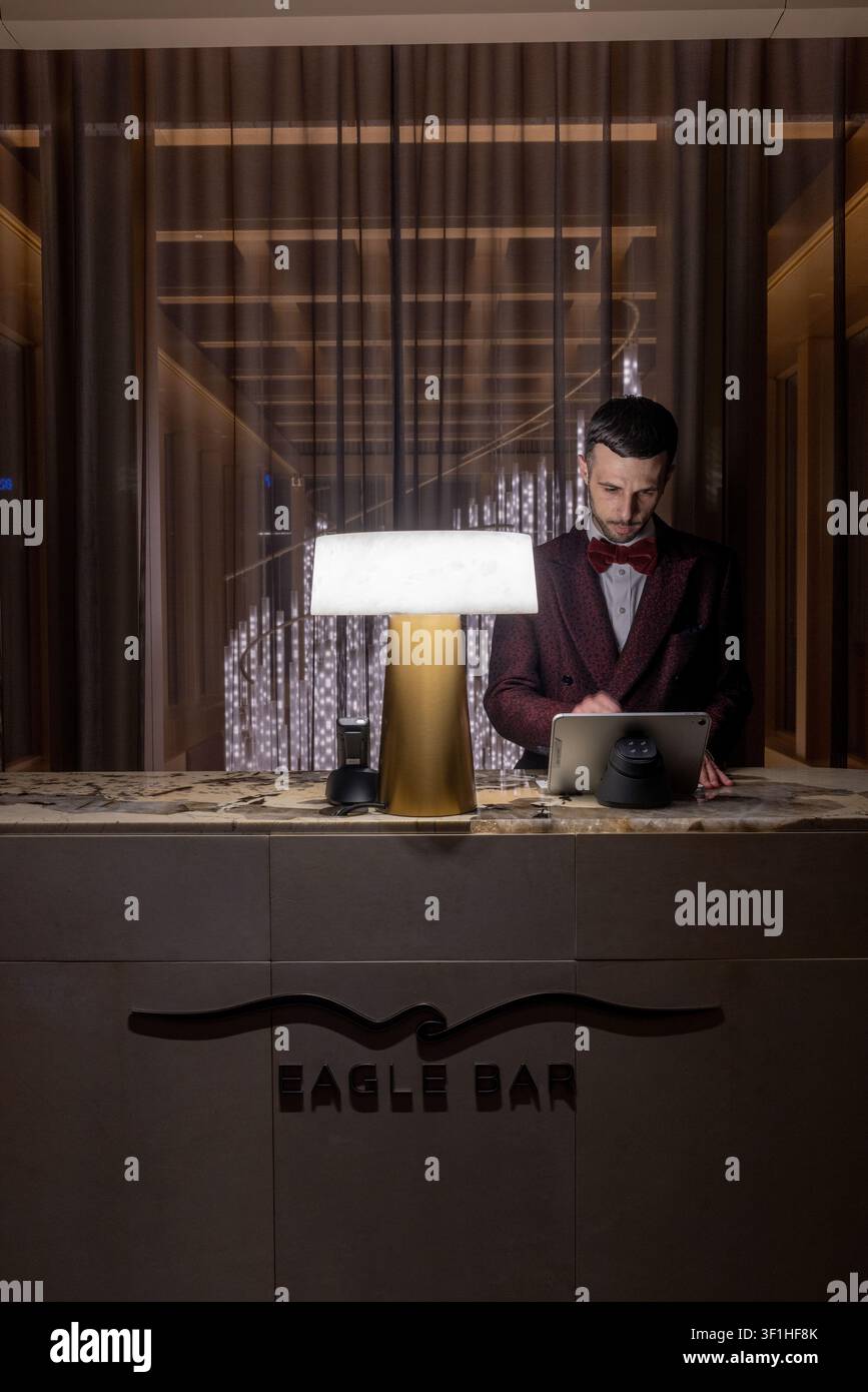 Londra, Regno Unito - Il lussuoso banco della reception Eagle Bar al The Chancery Rosewood hotel a Mayfair. Foto Stock