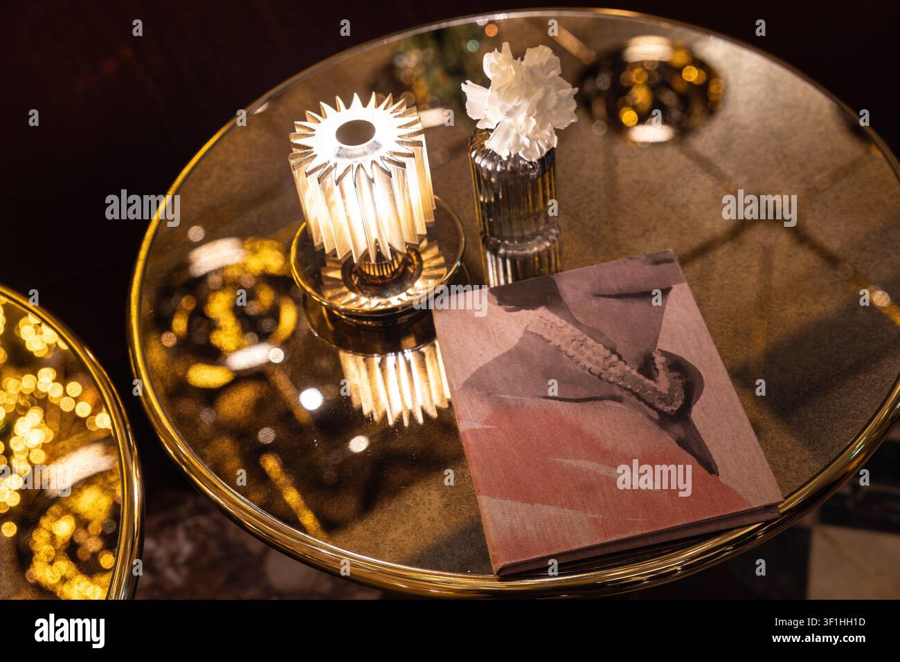 Un lussuoso tavolo a specchio allestito nel salotto Jacqueline del The Chancery Rosewood a Mayfair, Londra. Foto Stock