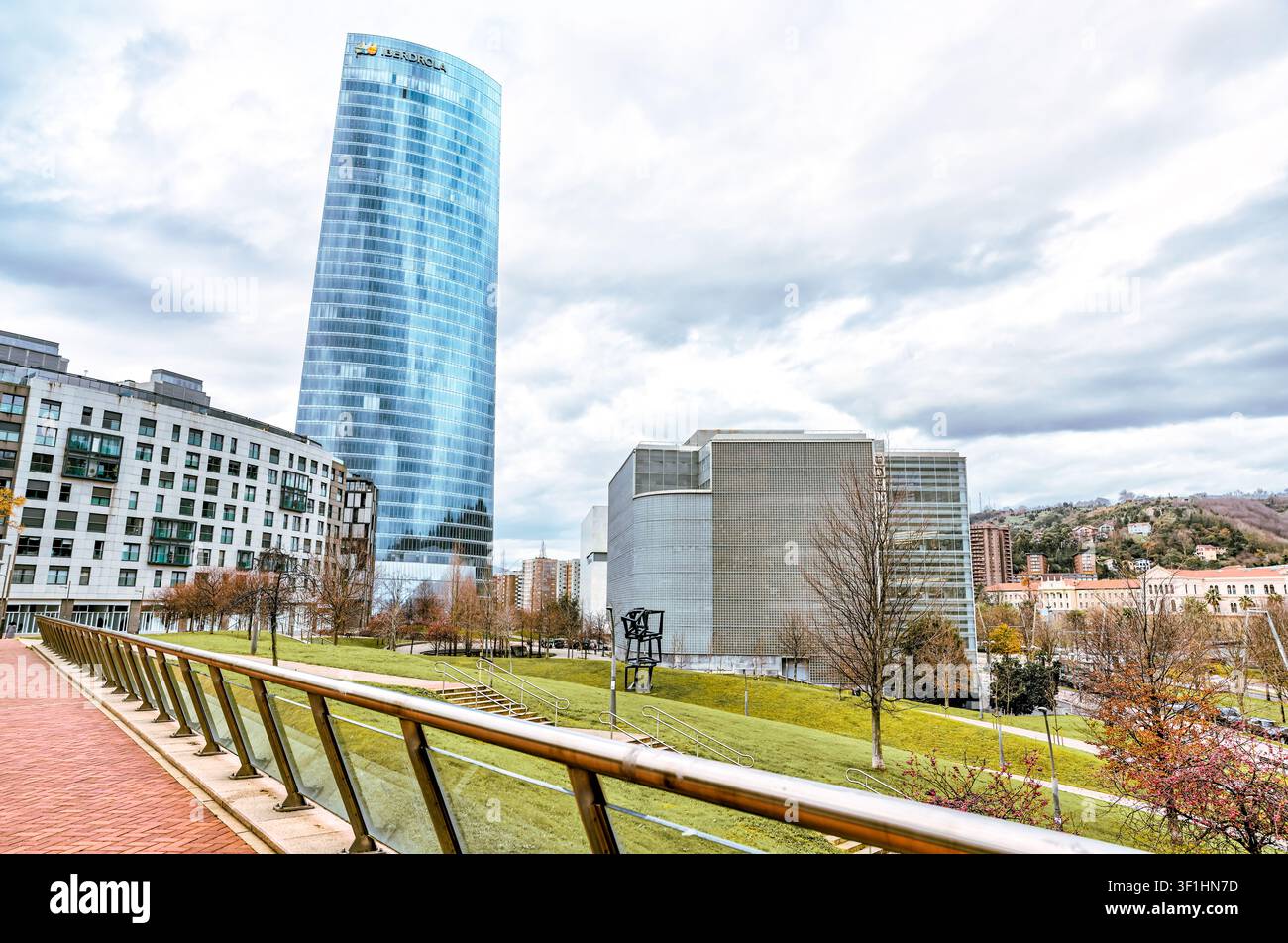 Torre Iberdrola, progettata da César Pelli e completata nel 2011, che si erge sopra Abandoibarra a Bilbao, in Spagna. Foto Stock