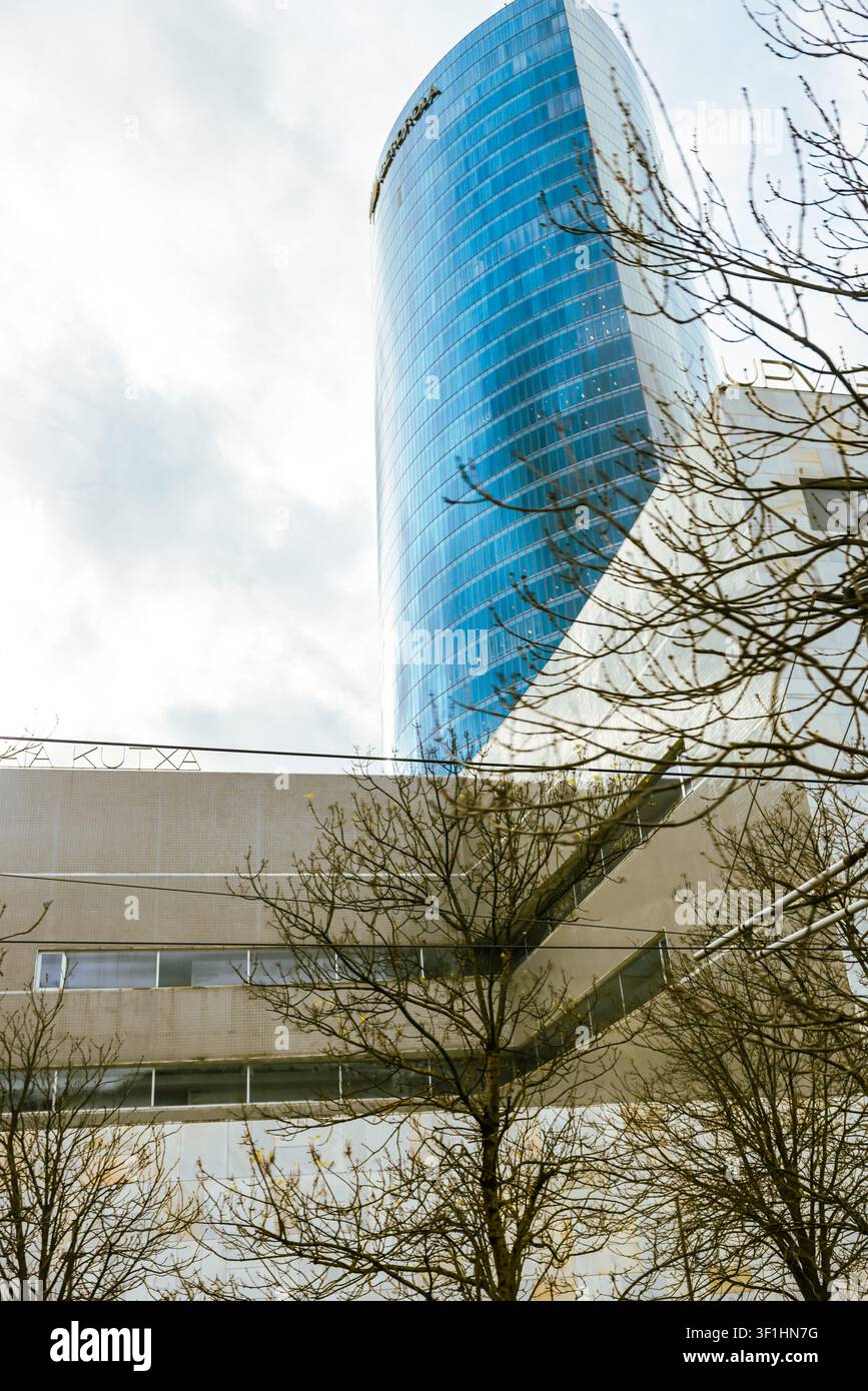 Torre Iberdrola, progettata da César Pelli e completata nel 2011, che si erge sopra Abandoibarra a Bilbao, in Spagna. Foto Stock