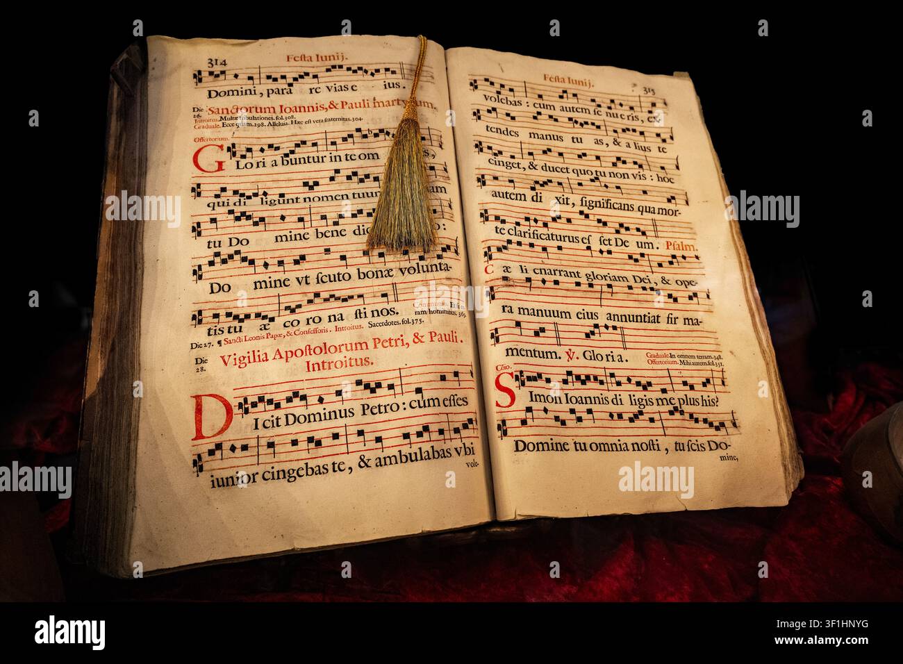 Venezia, Italia - 13 aprile 2026: Antico libro liturgico della fine del 1600, contenente canti per i servizi religiosi Foto Stock