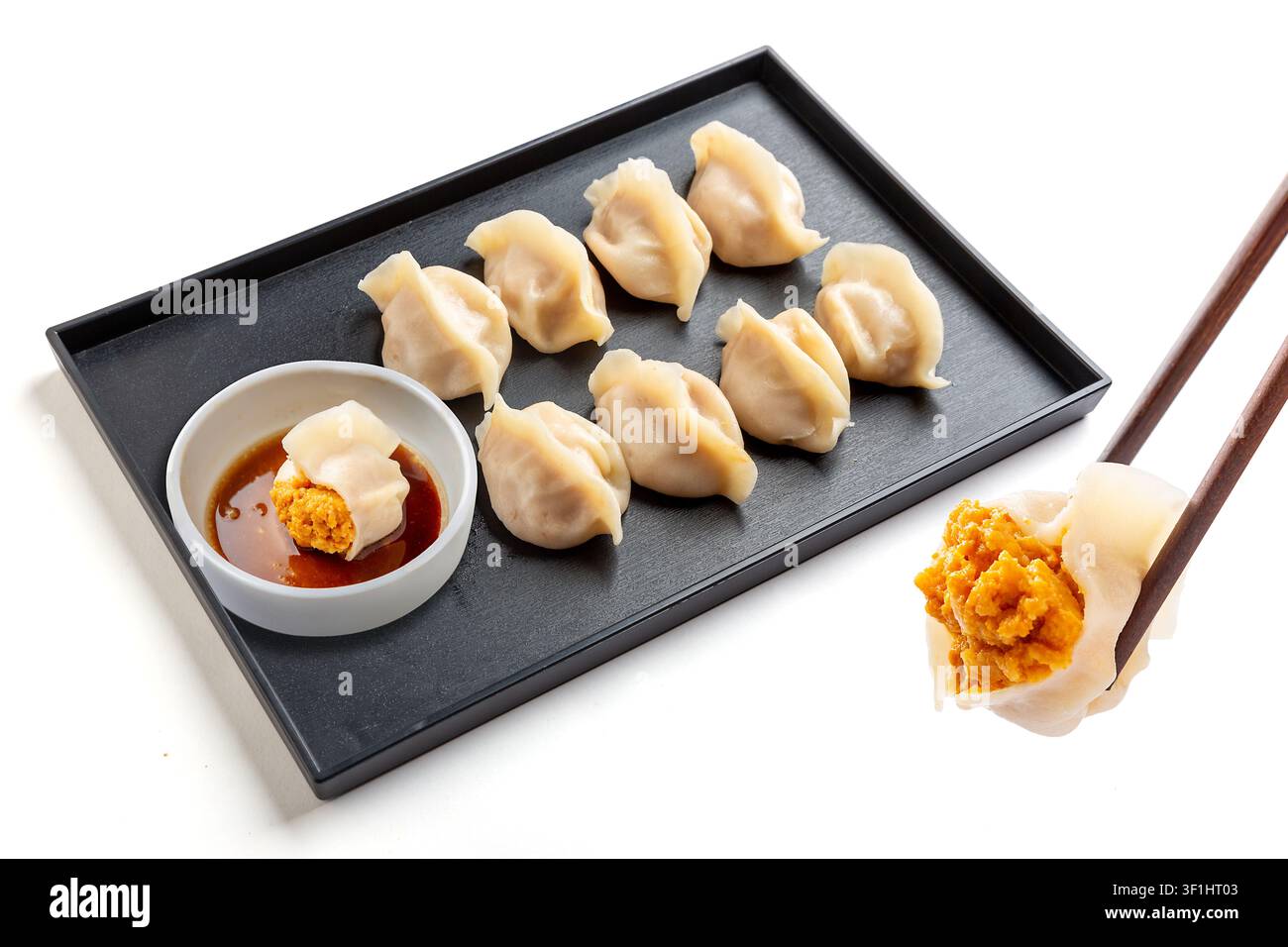 Zuppa di ricci di mare in vassoio prelevata con bastoncini di cioccolato Foto Stock
