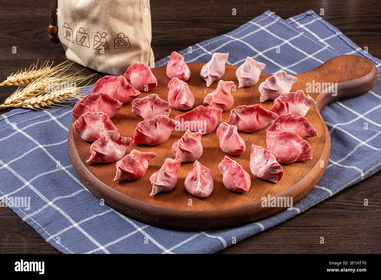 Dumplings di verdure colorati crudi e freschi su piatti, Jiaozi cinesi congelati Foto Stock