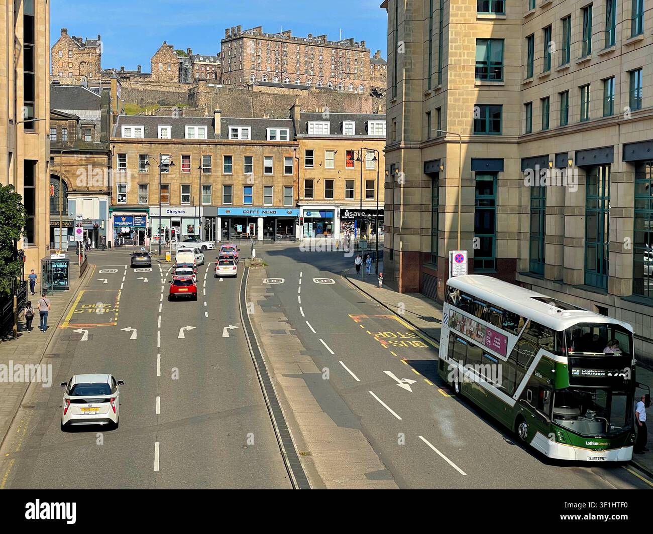 Castello di Edimburgo visto dall'incrocio di The Western Approach Road con Lothian Road, Edimburgo Scozia - Immagine stock catturata con smartphone