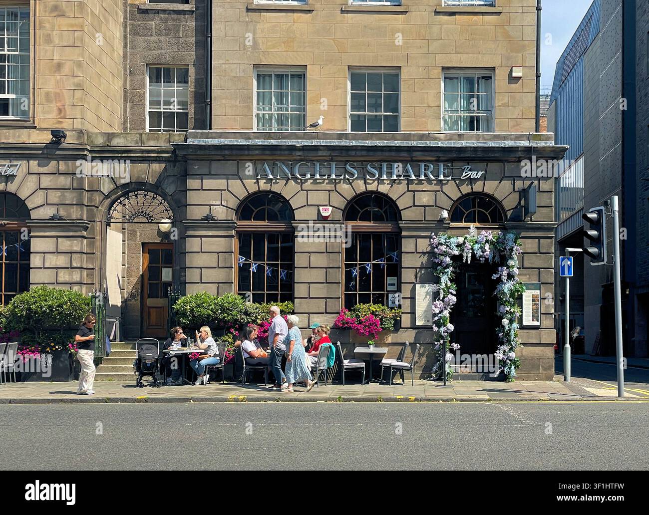 Angels Share bar e hotel, clienti che godono di cibo e bevande all'aperto con il bel tempo, Edimburgo Scozia - Immagine stock catturata con smartphone