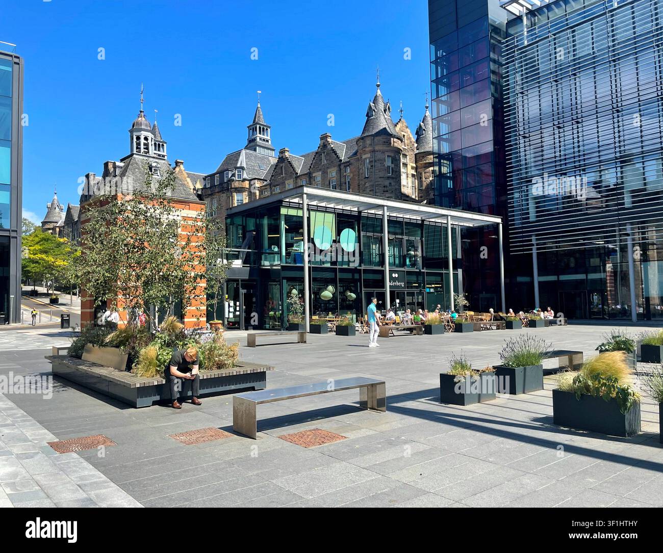 Soderberg Cafe con tavoli all'aperto presso il Lister Square Quartermile Development, Edimburgo, Scozia - Immagine stock catturata con smartphone