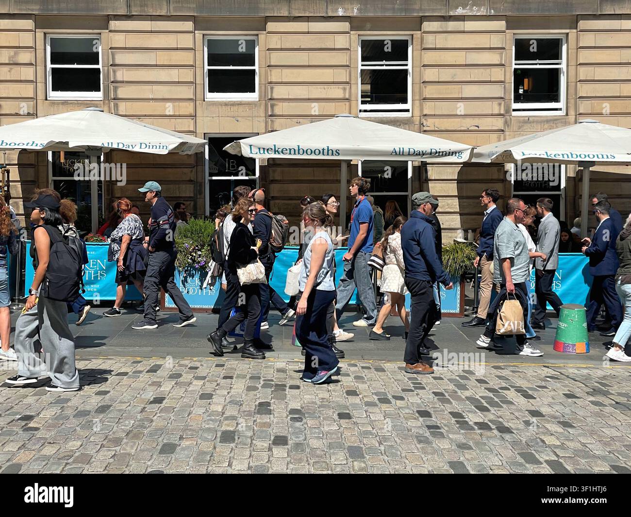 Luckenbooths, che serve pasti e bevande tutto il giorno, Royal Mile, Edinburgh Scotland - Immagine stock catturata con smartphone