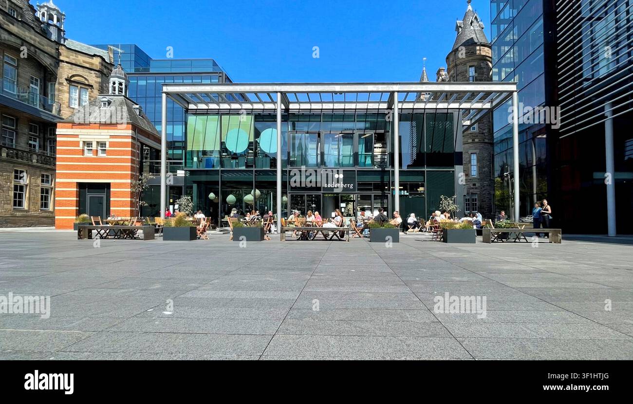 Soderberg Cafe con tavoli all'aperto presso il Lister Square Quartermile Development, Edimburgo, Scozia - Immagine stock catturata con smartphone