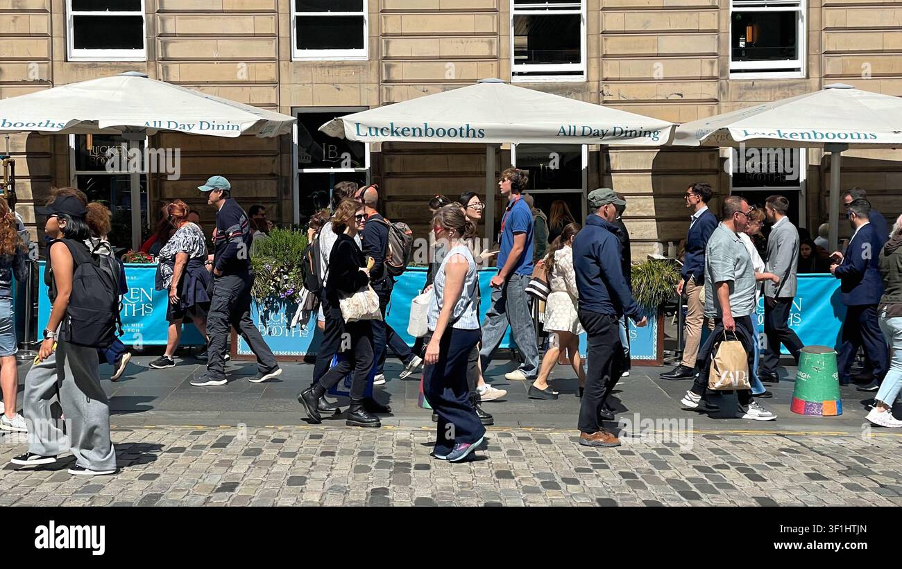 Luckenbooths, che serve pasti e bevande tutto il giorno, Royal Mile, Edinburgh Scotland - Immagine stock catturata con smartphone